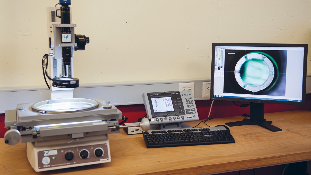Messmikroskop ausgemessen und mittels Durchlicht die optische Qualität überprüft.