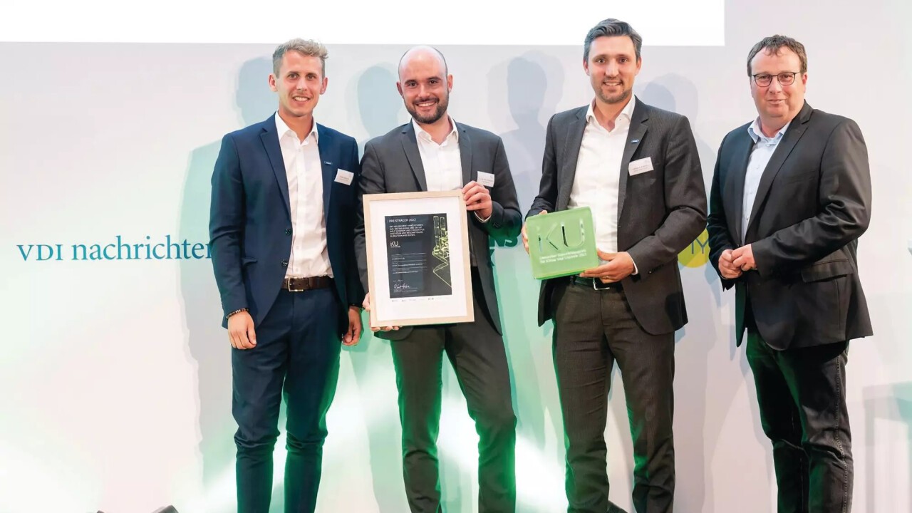 Wollen Nachhaltigkeit in der Industrie gemeinsam vorantreiben (v.l.n.r.): Philipp Matyssek (Director Product Sales ADHESO, SCHUNK), Dr.-Ing. Marc Schöneich (CEO und Co-Founder, INNOCISE), Johannes Ketterer (COO, SCHUNK) und Oliver Krischer (Parlamentarischer Staatssekretär) bei der Preisverleihung des IKU 2022. Bild: Christian Kruppa