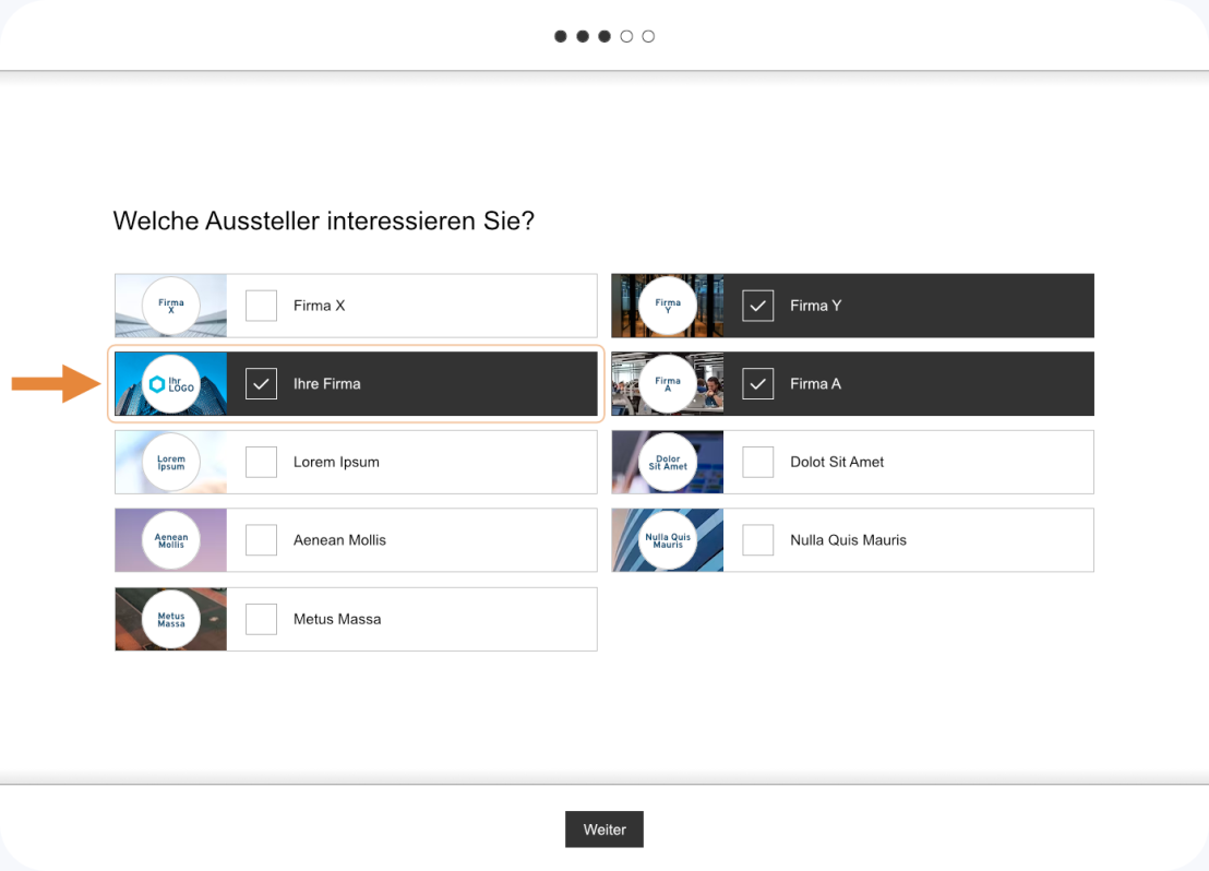 Screenshot eines Onboarding-Prozesses auf einer Online-Messeplattform. Eine Liste von Ausstellern wird angezeigt, wobei einige bereits markiert wurden. Ein orangener Pfeil hebt eine bestimmte Auswahl hervor.